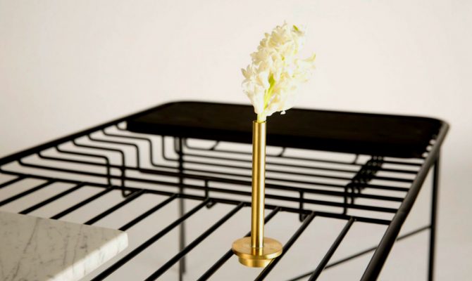 George Riding Unique Wire Coffee Table Allows Integrated Objects | This piece created by Northumbria University graduate George Riding comes with a series of objects that integrate the table in a perfect way. #interiordesign #designobject #homedecor #coffeetable #centertable