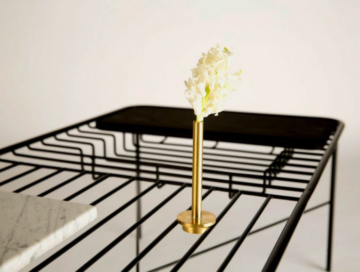 George Riding Unique Wire Coffee Table Allows Integrated Objects | This piece created by Northumbria University graduate George Riding comes with a series of objects that integrate the table in a perfect way. #interiordesign #designobject #homedecor #coffeetable #centertable