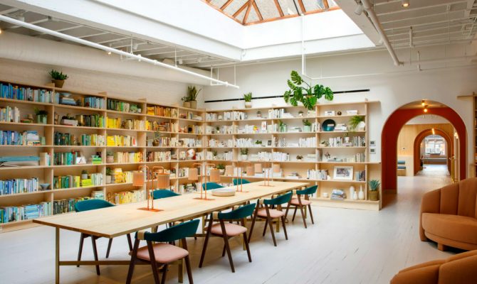 The Wings Opens Its Doors in New York Flat For Every Working Woman | This unique co-working club in New York only opens its doors for woman. The place opened in Soho to join a location in the Flatiron district. #interiordesign #newyorkdesign #newyork #homedecor #decoration #officedesign