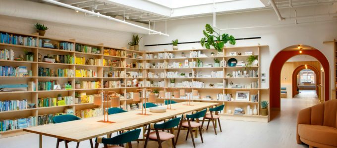 The Wings Opens Its Doors in New York Flat For Every Working Woman | This unique co-working club in New York only opens its doors for woman. The place opened in Soho to join a location in the Flatiron district. #interiordesign #newyorkdesign #newyork #homedecor #decoration #officedesign