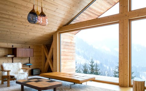 The Perfect Winter Getaways To Enjoy The Cold Weather | Today our blog presents you with 5 of the coziest chalets located in remote spots. #wintergetaways #winterdecor #interiordesign #chalets